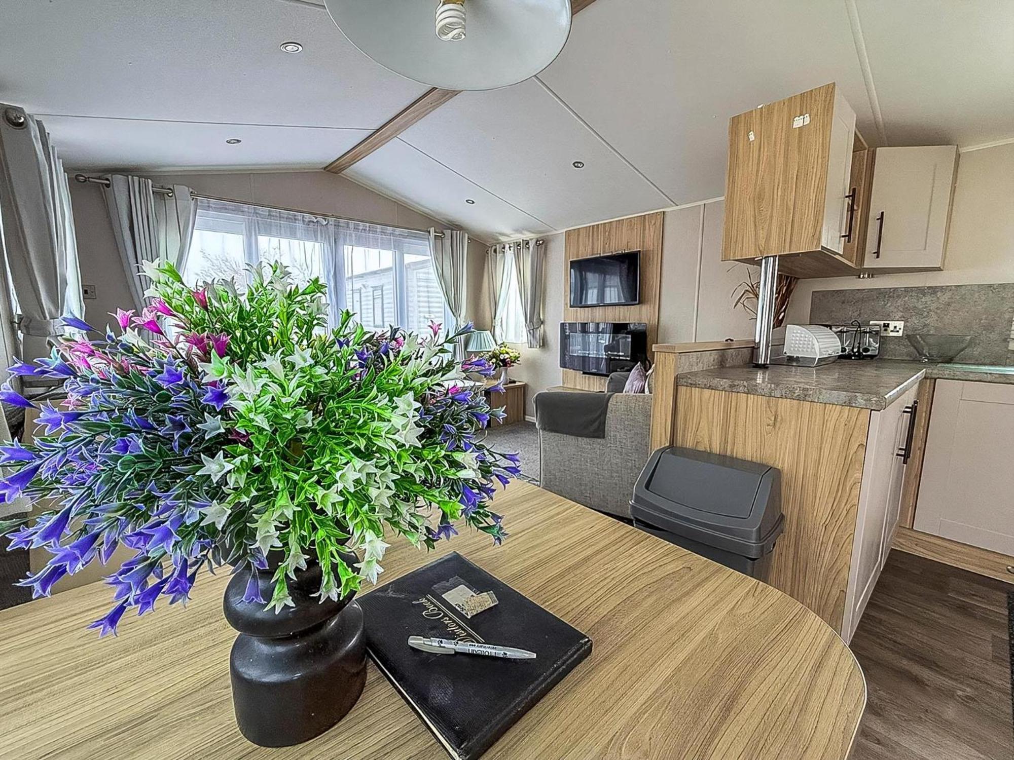 Beautiful Caravan For Hire With A Partial Sea View In Suffolk Ref 32042Az Lowestoft Zewnętrze zdjęcie